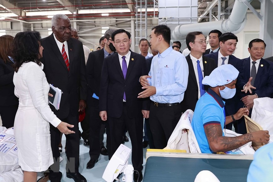 Chủ tịch Quốc hội Vương Đình Huệ và Chủ tịch Quốc hội Cuba Esteban Lazo Hernandez tham quan nhà máy bột giặt Suchel - TBV. (Ảnh: Doãn Tấn/TTXVN) Chủ tịch Quốc hội Vương Đình Huệ và Chủ tịch Quốc hội Cuba Esteban Lazo Hernandez tham quan nhà máy bột giặt Suchel - TBV. (Ảnh: Doãn Tấn/TTXVN)