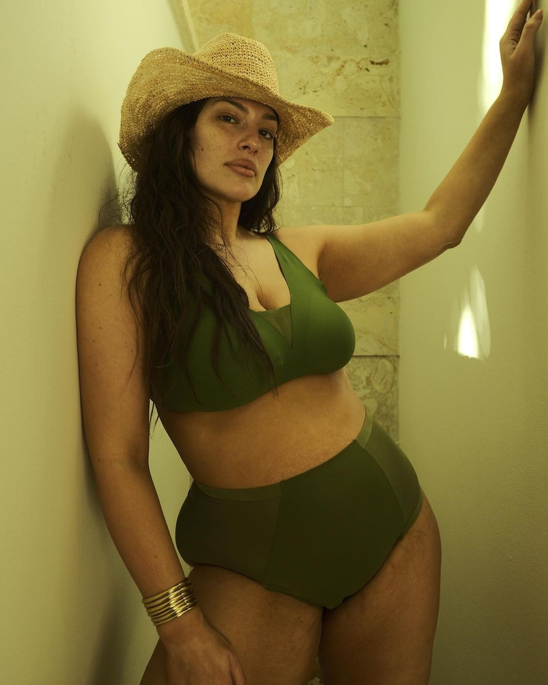 Đến nay, Ashley tự hào về những gì bản thân đã làm được, cũng như tầm ảnh hưởng của cô đến mọi người. Cô được mời đến các chương trình như TED để nói chuyện, xuất bản sách A New Model: What Confidence, Beauty, and Power Really Look Like (2017), trở thành hình mẫu tạo búp bê Barbie mới... Ảnh: IG.