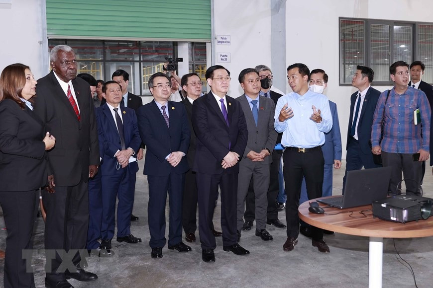 Chủ tịch Quốc hội Vương Đình Huệ và Chủ tịch Quốc hội Cuba Esteban Lazo Hernandez tham quan nhà máy bột giặt Suchel - TBV. (Ảnh: Doãn Tấn/TTXVN) Chủ tịch Quốc hội Vương Đình Huệ và Chủ tịch Quốc hội Cuba Esteban Lazo Hernandez tham quan nhà máy bột giặt Suchel - TBV. (Ảnh: Doãn Tấn/TTXVN)