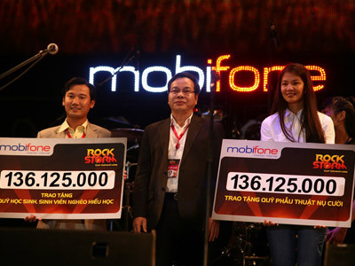 Ông Nguyễn Đức Quân – Giám đốc chi nhánh MobiFone tại Huế trao tặng số tiền từ thiện cho hai đơn vị