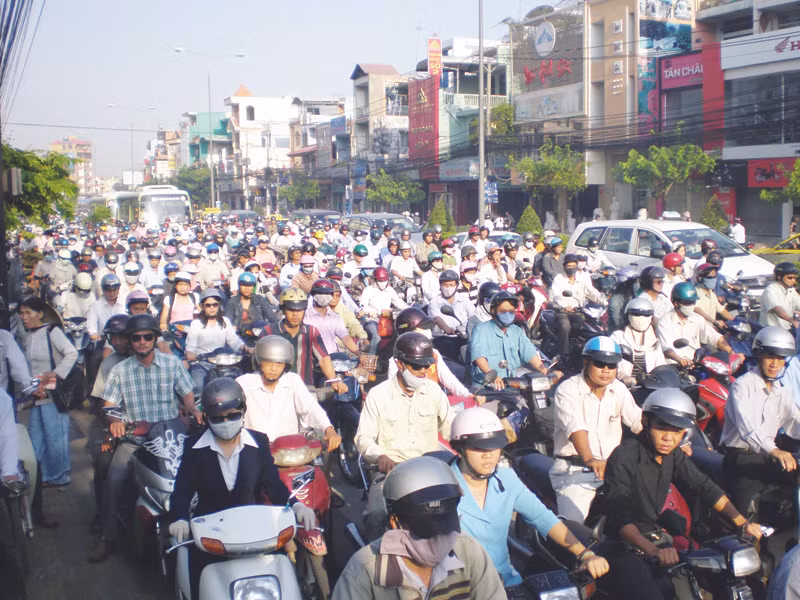 Đường Đinh Bộ Lĩnh ùn tắc cục bộ do dòng người đổ về TPHCM qua cửa ngõ phía đông ngày 29-1. Ảnh: Huy Thịnh