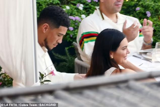 Cặp đôi nổi tiếng hàng đầu Hollywood đang tận hưởng kỳ nghỉ hè lãng mạn và hạnh phúc ở Ý và nhanh chóng bị cánh săn ảnh phát hiện. Cặp đôi nổi tiếng hàng đầu Hollywood đang tận hưởng kỳ nghỉ hè lãng mạn và hạnh phúc ở Ý và nhanh chóng bị cánh săn ảnh phát hiện.