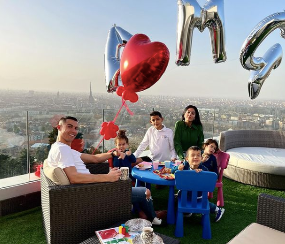 Ngoài con gái chung của cặp đôi, CR7 và bạn gái cũng nuôi cả mấy người con của nam cầu thủ với các mối tình trước. Đó là 2 bé sinh đôi Eva và Mateo cũng ra đời khoảng giữa năm 2017 và bé trai Cristianinho sinh năm 2010. Ngoài con gái chung của cặp đôi, CR7 và bạn gái cũng nuôi cả mấy người con của nam cầu thủ với các mối tình trước. Đó là 2 bé sinh đôi Eva và Mateo cũng ra đời khoảng giữa năm 2017 và bé trai Cristianinho sinh năm 2010.