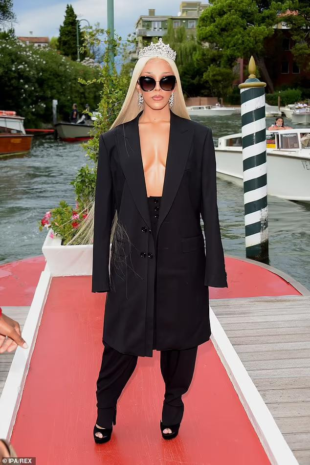 Chủ nhân hit "Say So" dù trông rất cá tính, sành điệu nhưng phong cách để ngực trần đi sự kiện của cô bị khán giả "ném đá" với nhiều bình luận chỉ trích dưới bài viết trên Dailymail.