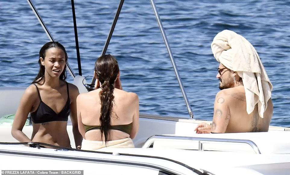 Zoe Saldana cho biết dạy các con nói nhiều thứ tiếng vì vợ chồng cô đều có thể nói được tiếng Tây Ban Nha, Ý và Anh.