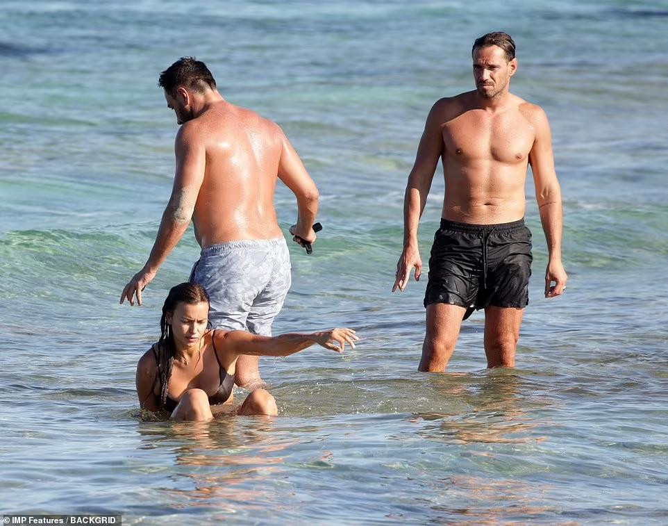 ... và một bạn nam khác mặc dù có nguồn tin cho rằng cô vẫn hẹn hò chồng cũ của Kim Kardashian là rapper Kanye West (SN 1977).