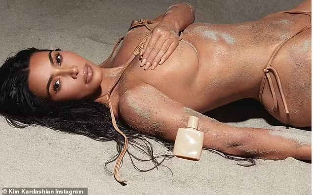 Những bức ảnh phô thân hình &quot;bốc lửa&quot;, đẹp như tượng tạc của bà mẹ 4 con khiến người hâm mộ &quot;đứng ngồi không yên&quot;. Sau nửa ngày đăng tải, bộ ảnh đã thu hút gần 1,5 triệu lượt thả tim và gần 8 ngàn bình luận trầm trồ khen ngợi.