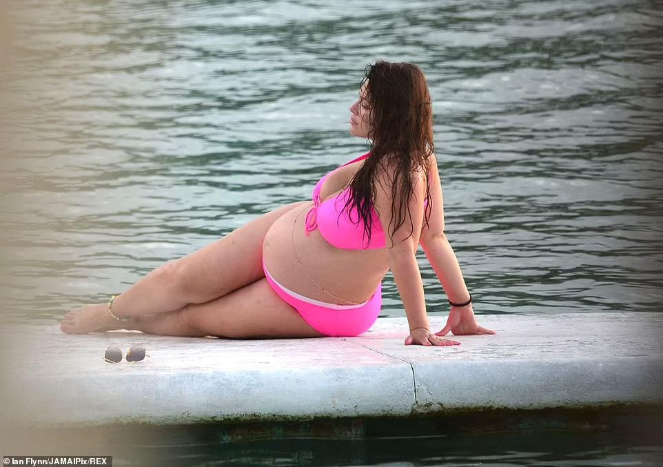 Nàng mẫu béo 34 tuổi mặc bộ áo tắm 2 mảnh màu hồng neon rực sáng cả một góc hồ bơi, lộ rõ bụng bầu vượt mặt ở cuối thai kỳ. Nàng mẫu béo 34 tuổi mặc bộ áo tắm 2 mảnh màu hồng neon rực sáng cả một góc hồ bơi, lộ rõ bụng bầu vượt mặt ở cuối thai kỳ.