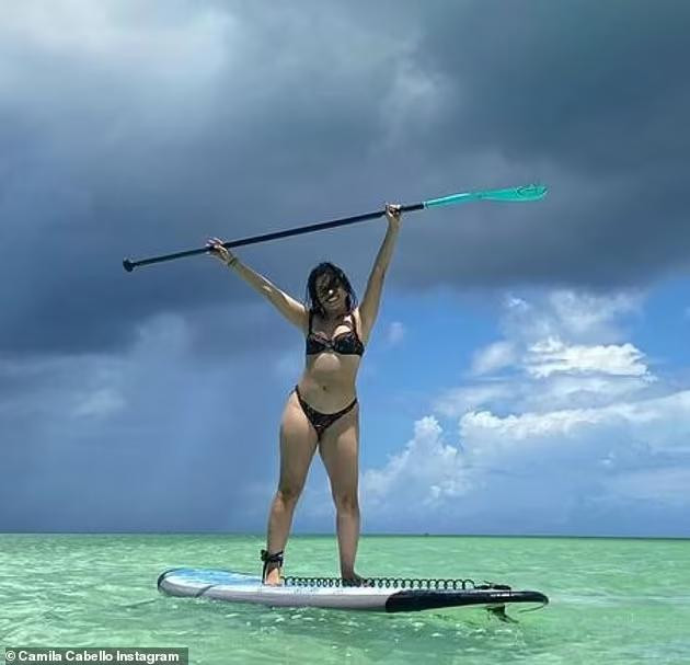 Hình ảnh đi biển trong chuyến du lịch châu Âu mới đây được Camila Cabello chia sẻ lên Instagram có lượng fan khủng (55,2 triệu follow) cho thấy body vuông vắn, không hề có eo và đùi to thô mất điểm.