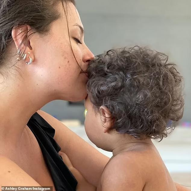 Bức ảnh nàng mẫu béo cưng nựng con trai Isaac.