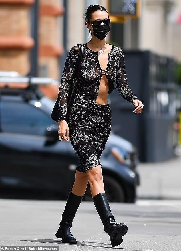 Thường xuyên "thả rông" ra phố là phong cách thời trang gợi cảm táo bạo, quen thuộc của chân dài sinh năm 1996. Thường xuyên "thả rông" ra phố là phong cách thời trang gợi cảm táo bạo, quen thuộc của chân dài sinh năm 1996.