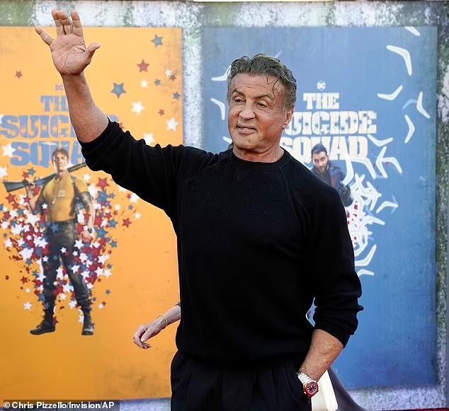 The Suicide Squad của đạo diễn James Gunn vừa ra mắt đã nhận được nhiều khen ngợi từ giới phê bình cũng như người hâm mộ. Bên cạnh Sylvester Stallone, bộ phim còn có sự tham gia của Margot Robbie (từng vào vai Harley Quinn trong Suicide Squad ra rạp năm 2016) và những tên tuổi lớn như John Cena, Idris Elba, Pete Davidson, Joel Kinnaman, Viola Davis...