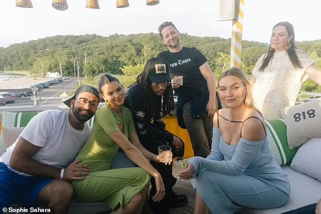 Hôm 18/8, người đẹp có chiều cao khủng 1m88 dự bữa tiệc ngoài trời linh đình ở The Hamptons (New York, Mỹ) của siêu mẫu Kendall Jenner (váy xanh chuối) để kỷ niệm ngày trùng với tên nhãn hiệu đồ uống 818 của Kendall vừa ra mắt chưa lâu.