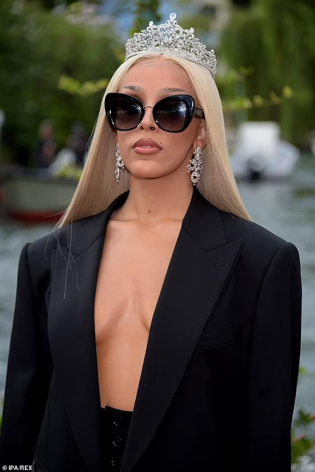 Doja Cat, tên thật là Amalaratna Zandile Dlamini, là nữ ca sĩ, rapper người Mỹ. Cô bắt đầu nổi tiếng với ca khúc kỳ quặc "Mooo!" vào năm 2018.