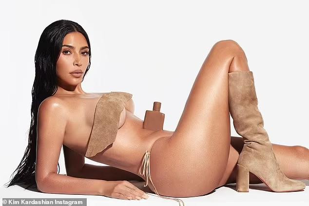 Cách đây 12 giờ, tỷ phú Kim Kardashian tung loạt ảnh cực nóng bỏng, từ gần như khỏa thân đến những shoot hình thiếu vải đầy quyến rũ để quảng bá bộ sưu tập nước hoa mới của mình mang tên: Esscential Nude.