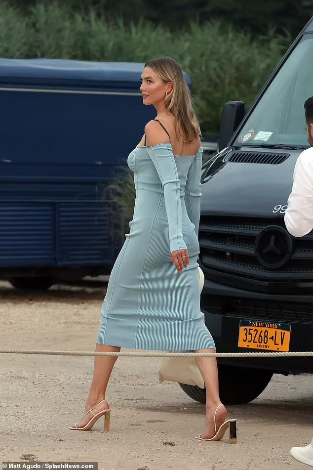 Mỹ nhân sinh năm 1992 dự tiệc với bộ váy dệt len màu xanh dà trời ôm sát cơ thể, trễ nải khoe vòng một gợi cảm.