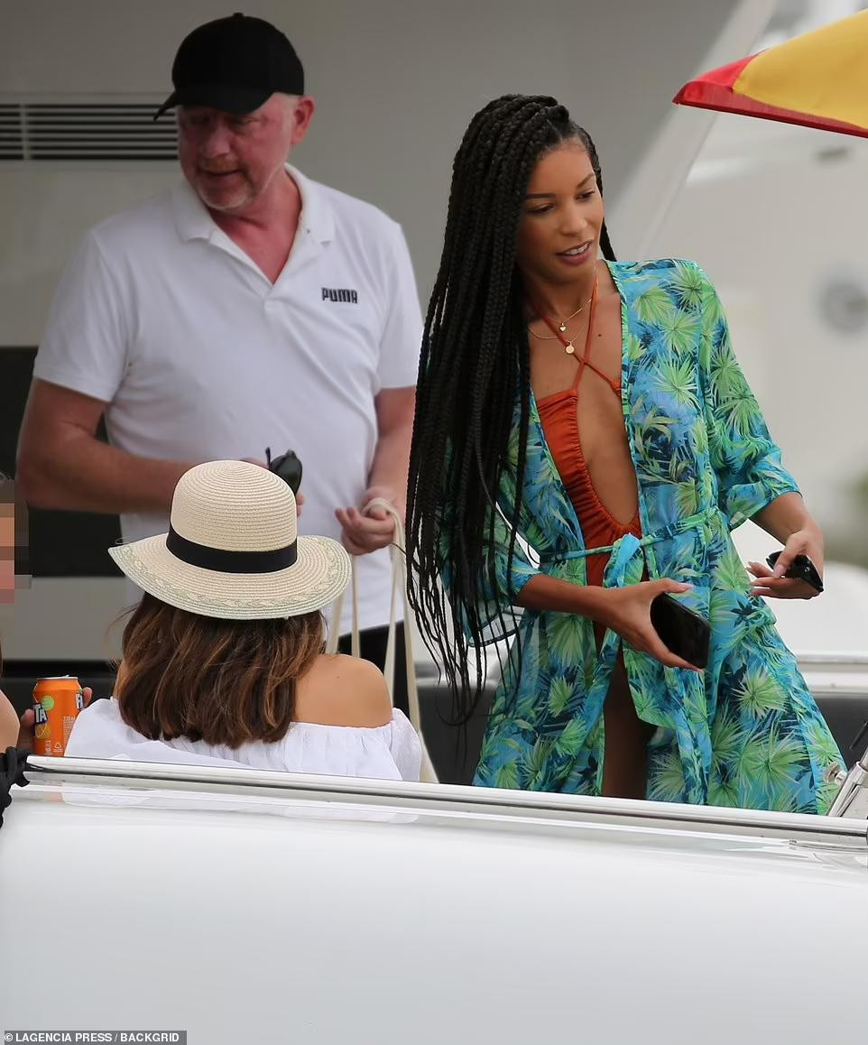 Cô được biết đến là người có học vấn cao, nhiều bằng cấp và biết nói được 5 thứ tiếng.