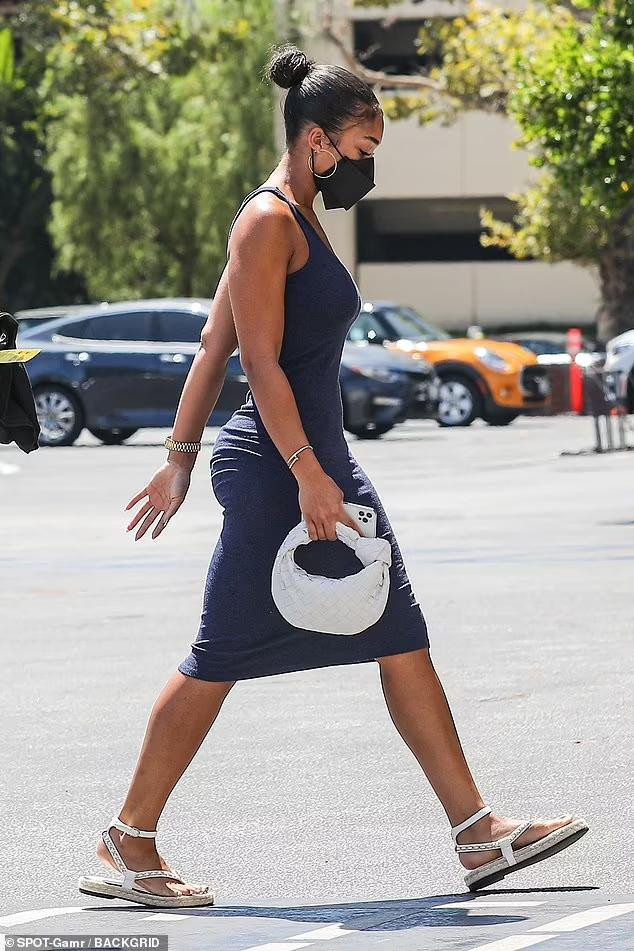 Nếu như Lori Harvey "đốt mắt" người nhìn bởi sắc vóc sexy hoang dại với chiều cao 1m6 và nặng 55kg, với số đo ba vòng 86 - 61 - 89 cm thì bạn trai cô cũng sở hữu body rắn rỏi, cường tráng, sáu mũi và là "Người đàn ông quyến rũ nhất hành tinh năm 2020" do People bình chọn. Nếu như Lori Harvey "đốt mắt" người nhìn bởi sắc vóc sexy hoang dại với chiều cao 1m6 và nặng 55kg, với số đo ba vòng 86 - 61 - 89 cm thì bạn trai cô cũng sở hữu body rắn rỏi, cường tráng, sáu mũi và là "Người đàn ông quyến rũ nhất hành tinh năm 2020" do People bình chọn.