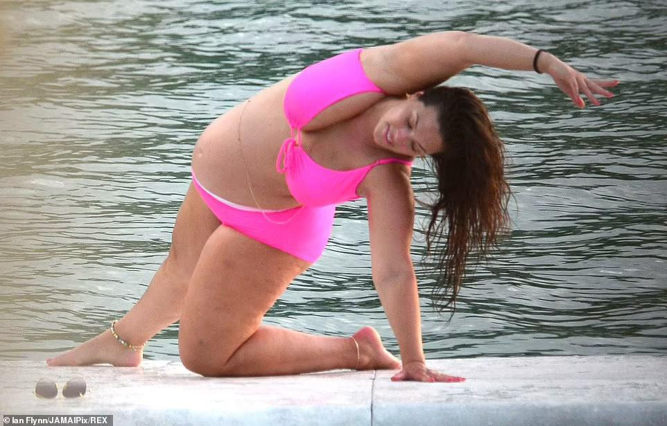 Ashley Graham gây bất ngờ khi tập các động tác yoga điêu luyện dù cái bụng to khá vướng víu. Ashley Graham gây bất ngờ khi tập các động tác yoga điêu luyện dù cái bụng to khá vướng víu.