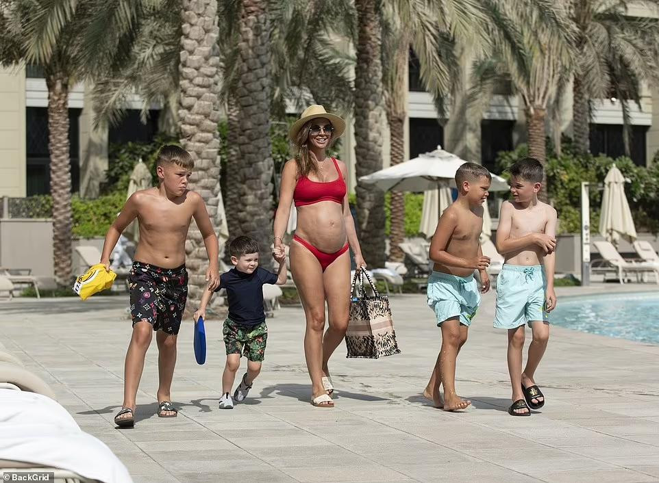 Người đẹp 8x cho biết việc phẫu thuật thẩm mỹ trong khi mang bầu khiến ông xã cô vô cùng tức giận.