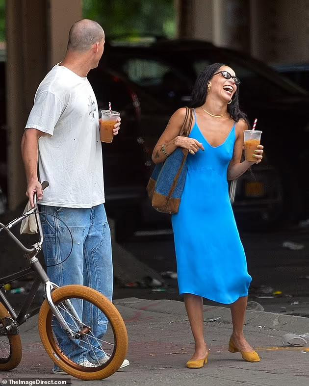 Zoe Kravitz tươi vui hết nấc bên tình tin đồn. Zoe Kravitz tươi vui hết nấc bên tình tin đồn.