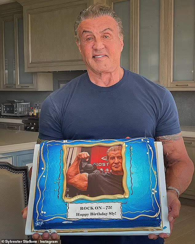Ngôi sao hành động huyền thoại cũng vừa kỷ niệm sinh nhật lần thứ 75 của mình vào ngày 6/7 vừa qua. Ảnh Sylvester Stallone bên chiếc bánh mừng tuổi mới của mình được ông chia sẻ trên Instagram.