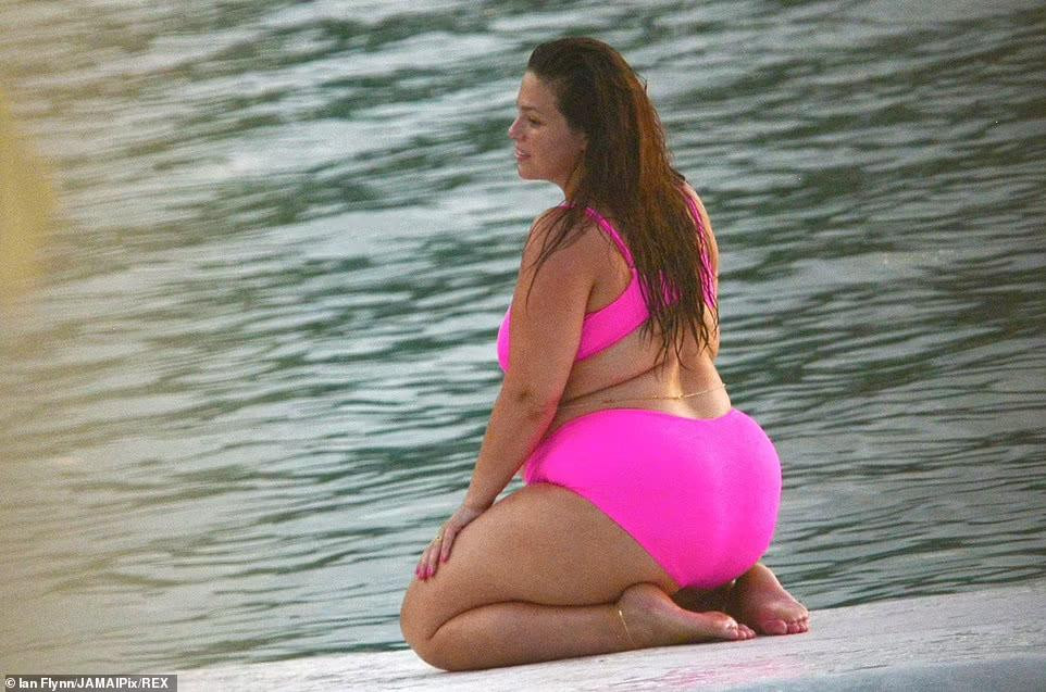 Mỹ nhân béo đình đám làng mốt và chồng - đạo diễn Justin Ervin (hơn cô 1 tuổi) - đang chuẩn bị chào đón đứa con thứ 2 của cặp đôi nhưng chưa tiết lộ giới tính đứa trẻ. Con trai đầu lòng Isaac của họ chào đời vào tháng 1/2020. Mỹ nhân béo đình đám làng mốt và chồng - đạo diễn Justin Ervin (hơn cô 1 tuổi) - đang chuẩn bị chào đón đứa con thứ 2 của cặp đôi nhưng chưa tiết lộ giới tính đứa trẻ. Con trai đầu lòng Isaac của họ chào đời vào tháng 1/2020.