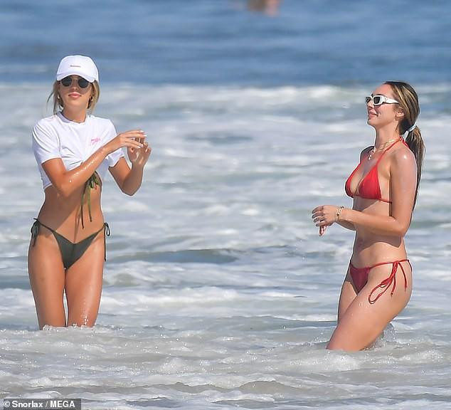 Cặp đôi chào đón con gái Sophia vào năm 1996 và làm đám cưới ở London (Anh) vào ngày 17/5/1997. Con gái thứ 2 của họ là Sistene chào đời năm 1998 và cô út Scarlet sinh vào năm 2002. Trong ảnh là cô cả Sophia và cô út Scarlet, đều sở hữu thân hình thon gọn đẹp như người mẫu.