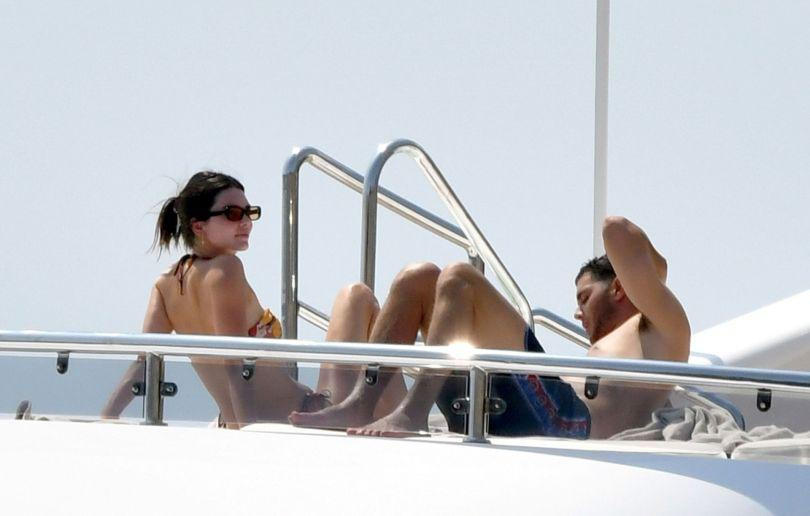 Người đẹp đình đám làng mốt thư giãn bên Fai Khadra - bạn thân lâu năm của cô. Người đẹp đình đám làng mốt thư giãn bên Fai Khadra - bạn thân lâu năm của cô.