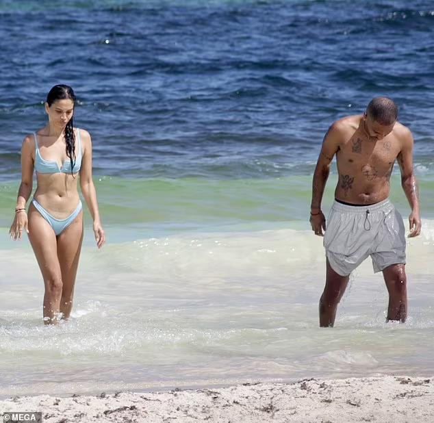 Shanina Shaik công khai tình cảm mới với bạn trai Matthew Adesuyan vào đúng ngày lễ tình nhân (14/2) vừa qua. Cô đăng hình ảnh cặp đôi bên nhau ngọt lịm kèm dòng chia sẻ: "Ngày lễ tình nhân của tôi" rồi tag tài khoản của bạn trai vào như một cách khẳng định tình cảm. Shanina Shaik công khai tình cảm mới với bạn trai Matthew Adesuyan vào đúng ngày lễ tình nhân (14/2) vừa qua. Cô đăng hình ảnh cặp đôi bên nhau ngọt lịm kèm dòng chia sẻ: "Ngày lễ tình nhân của tôi" rồi tag tài khoản của bạn trai vào như một cách khẳng định tình cảm.