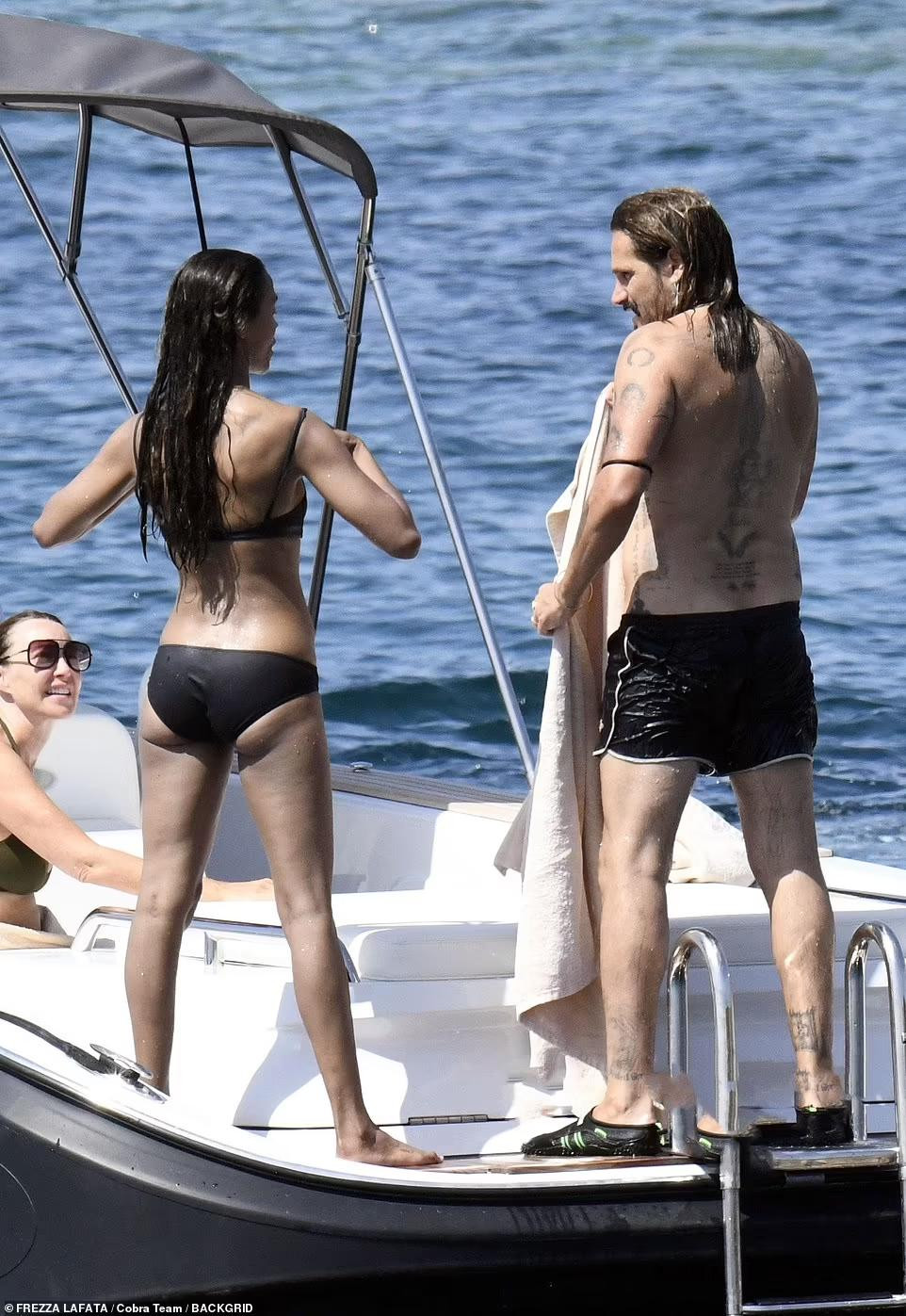 Trong khi Zoe Saldana có vóc dáng nhỏ nhắn thì người chồng kém 1 tuổi của cô lại cao to, sở hữu body vạm vỡ.