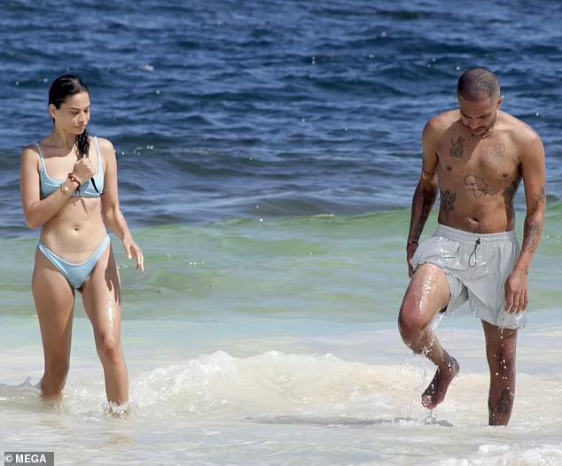 Chân dài sinh năm 1991 đi nghỉ cùng bạn trai Matthew Adesuyan - chủ một hãng thu âm có trụ sở tại Los Angeles (Mỹ). Chân dài sinh năm 1991 đi nghỉ cùng bạn trai Matthew Adesuyan - chủ một hãng thu âm có trụ sở tại Los Angeles (Mỹ).