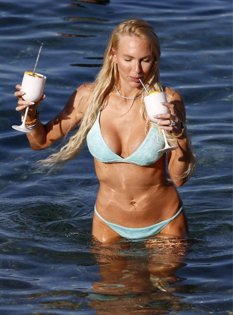 Trước đó, Christine Quinn là một nhân viên môi giới bất động sản và là cộng tác viên tại tập đoàn The Oppenheim Group được 5 năm. Trước đó, Christine Quinn là một nhân viên môi giới bất động sản và là cộng tác viên tại tập đoàn The Oppenheim Group được 5 năm.