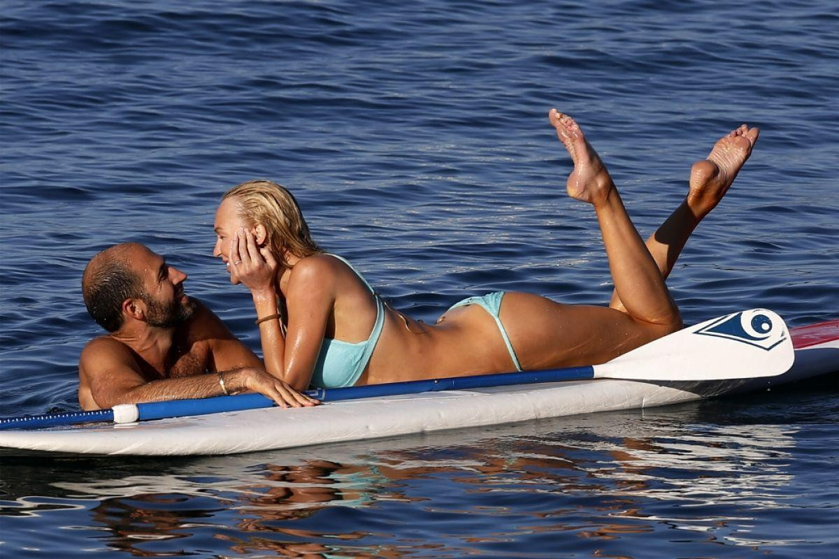 Người đẹp 33 tuổi và chồng - triệu phú công nghệ Christian Richard luôn biết cách giữ lửa yêu và thường xuyên dành cho nhau những khoảng thời gian riêng tư sau khi sinh con. Căp đôi không ít lần bị cánh săn ảnh chụp lai những màn âu yếm, khóa môi ngot ngào trong các kỳ nghỉ. Người đẹp 33 tuổi và chồng - triệu phú công nghệ Christian Richard luôn biết cách giữ lửa yêu và thường xuyên dành cho nhau những khoảng thời gian riêng tư sau khi sinh con. Căp đôi không ít lần bị cánh săn ảnh chụp lai những màn âu yếm, khóa môi ngot ngào trong các kỳ nghỉ.