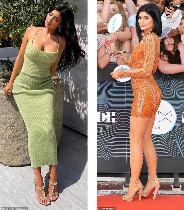 Diện mạo của Kylie hiện tại và nhiều năm về trước rất khác nhau, đặc biệt là đôi môi. Người đẹp không ít lần vướng nghi vấn "dao kéo" nhưng cô đều bác bỏ. Cô chỉ xác nhận dùng filler (chất làm đầy) để có bờ môi quyến rũ hơn. Diện mạo của Kylie hiện tại và nhiều năm về trước rất khác nhau, đặc biệt là đôi môi. Người đẹp không ít lần vướng nghi vấn "dao kéo" nhưng cô đều bác bỏ. Cô chỉ xác nhận dùng filler (chất làm đầy) để có bờ môi quyến rũ hơn.