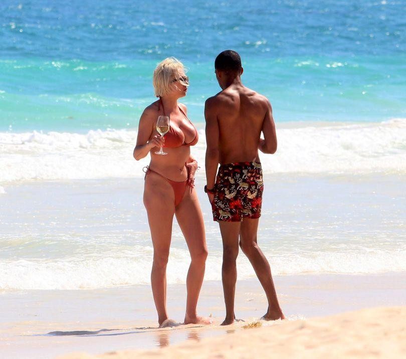 Sở hữu đường cong thể hình chao đảo và đặc biệt là vòng một siêu "bốc lửa", do vậy, mặc dù không phải người mẫu nhưng Caroline Vreeland nhận được rất nhiều lời mời quảng cáo nội y hay áo tắm.