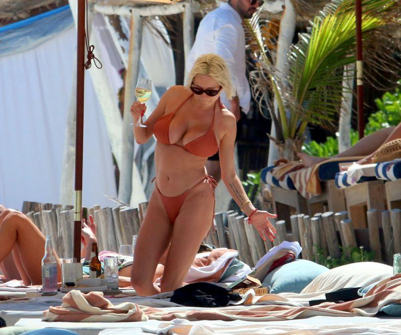 Caroline Vreeland khoe thân hình nảy nở trong một lần đi biển ở Tulum (Mexico) trước đó.