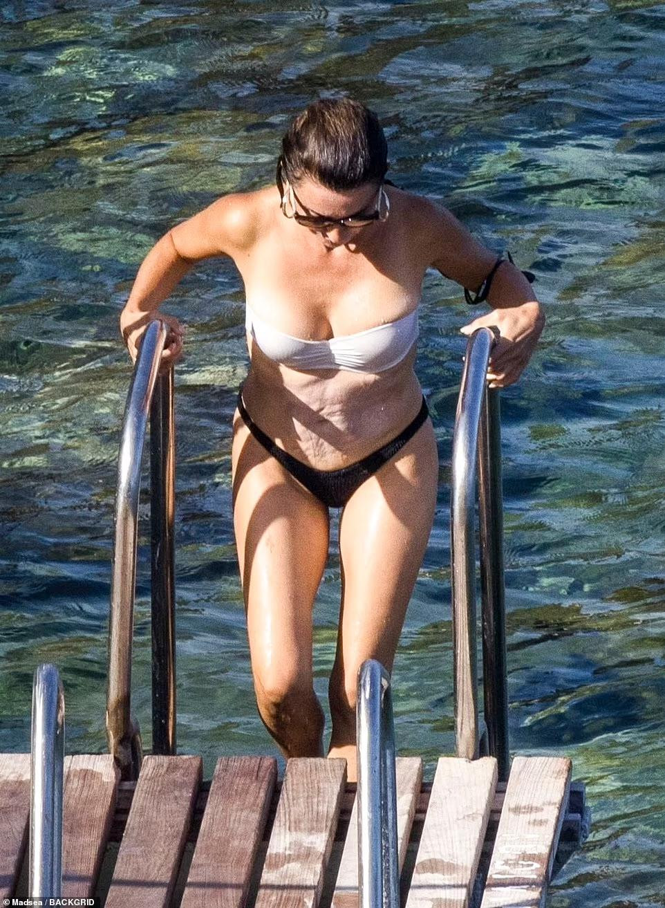 Vùng da ở vòng 2 lộ rõ nhăn nheo, mỡ thừa nhưng "quả bom gợi cảm" xứ bò tót vẫn tự tin thả dáng với áo tắm.