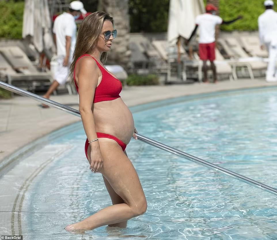 Tuy nhiên, cựu hoa hậu đã bị tước danh hiệu vì chụp ảnh khỏa thân trên tạp chí Playboy ấn bản tháng 12/2006. Vụ việc khiến nhiều người hâm mộ cô tiếc nuối.