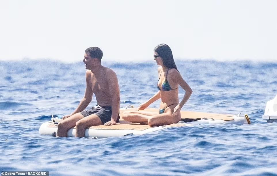 Vốn sở hữu body thon nuột, mảnh khảnh chuẩn siêu mẫu với chiều cao 1m79 cùng gương mặt xinh đẹp như búp bê, thần thái cực high fashion, nàng mẫu sinh năm 1995 luôn là lựa chọn của các thương hiệu thời trang hàng đầu thế giới.