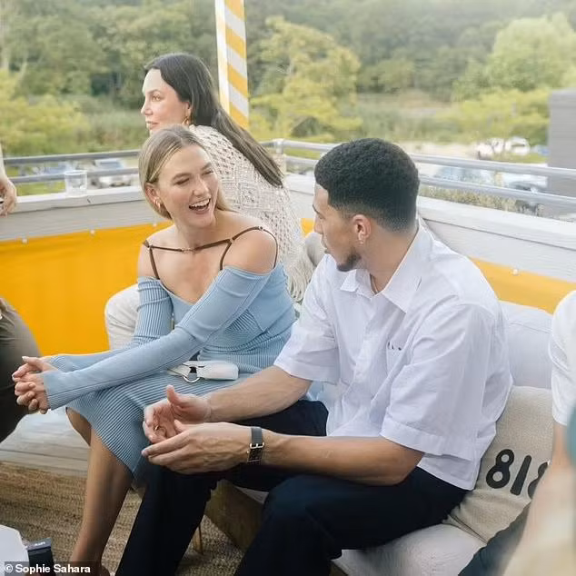 Karlie Kloss vui vẻ trò chuyện với bạn trai của Kendall là ngôi sao bóng rổ đoạt huy chương vàng Olympic Tokyo 2020 Devin Booker.