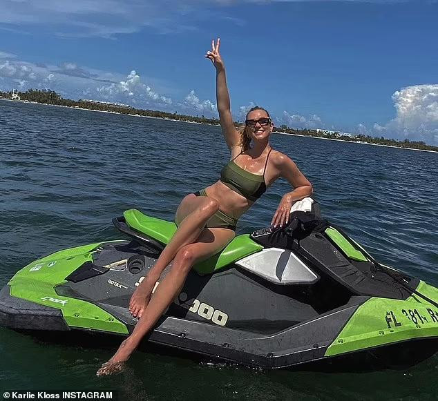 Chỉ sau 5 tháng sinh con trai đầu lòng Levi Joseph, Karlie Kloss đã về vóc dáng thần tốc, lấy lại thân hình săn chắc nuột nà đáng ngưỡng mộ.