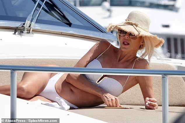 Victoria Silvstedt sinh năm 1974, đăng quang Hoa hậu Thụy Điển năm 1993. Cùng năm, cô đại diện quốc gia tham dự cuộc thi Hoa hậu Thế giới và lọt top 10.