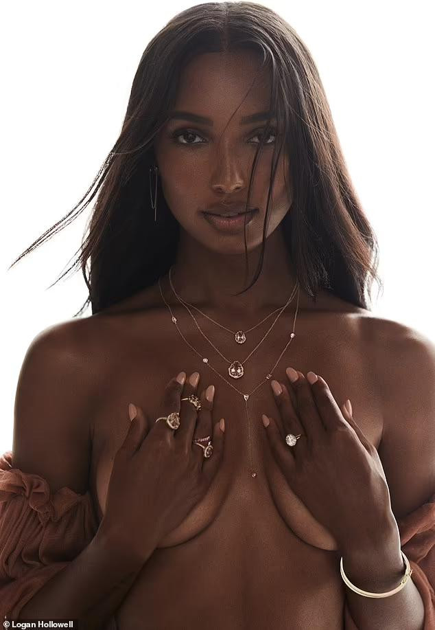 Người đẹp sinh năm 1991 dùng tay che ngực trần, khoe những chiếc nhẫn và vòng cổ lấp lánh càng tôn lên vẻ quyến rũ của nàng mẫu. Người đẹp sinh năm 1991 dùng tay che ngực trần, khoe những chiếc nhẫn và vòng cổ lấp lánh càng tôn lên vẻ quyến rũ của nàng mẫu.