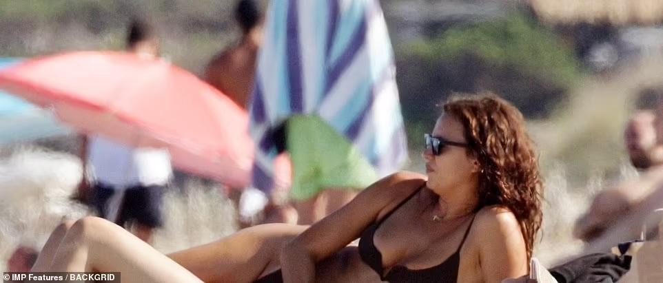 Nhiều người hâm mộ cho rằng vì Kanye Wset và Kim Kardashian vẫn đang trong quá trình hoàn tất thủ tục ly hôn (sau khoảng 7 năm chung sống và có 4 con chung) nên người đẹp 8x không muốn công khai quan hệ với nam rapper. Tuy nhiên, cả 2 nhân vật chính thì chưa có phản ứng trước thông tin họ vẫn đang hẹn hò.