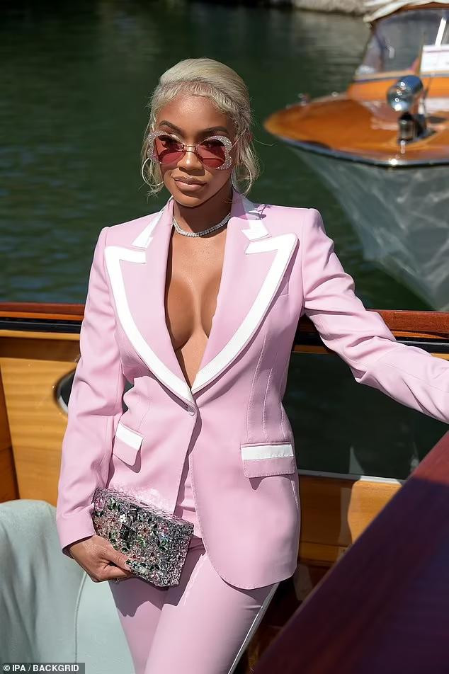 Giọng ca "My Type" diện nguyên set hồng, kính và clutch cũng tur-son-tur sành điệu với trang phục.