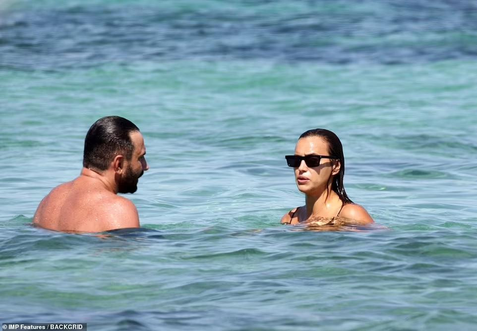 Người đẹp sinh năm 1986 đi biển cùng Riccardo Tisci - Giám đốc Sáng tạo của Burberry (ảnh)...