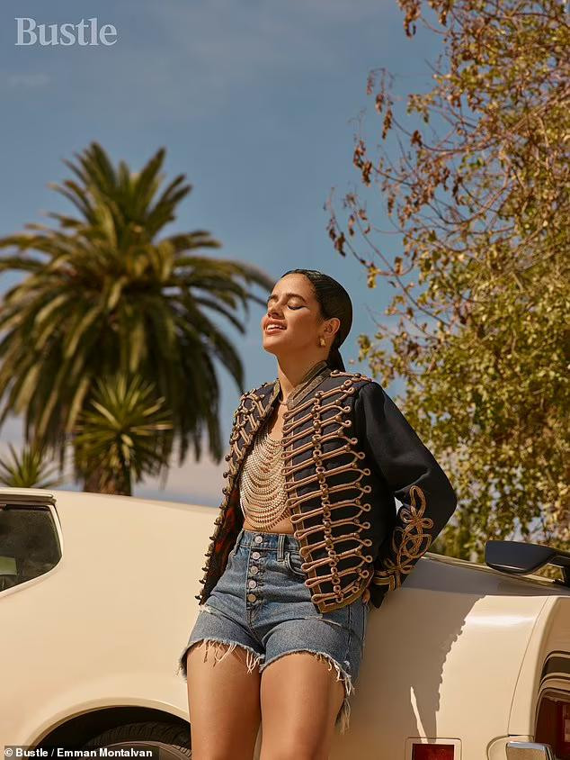 Nói về chuyện tình với bạn trai Shawn Mendes kém 1 tuổi, là ca sĩ/nhạc sĩ người Canada, cô cho biết tình yêu của họ được xây đắp từ sự dịu dàng và ngọt ngào, cô thực sự biết ơn điều đó.