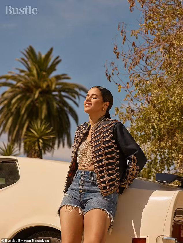 Nói về chuyện tình với bạn trai Shawn Mendes kém 1 tuổi, là ca sĩ/nhạc sĩ người Canada, cô cho biết tình yêu của họ được xây đắp từ sự dịu dàng và ngọt ngào, cô thực sự biết ơn điều đó.