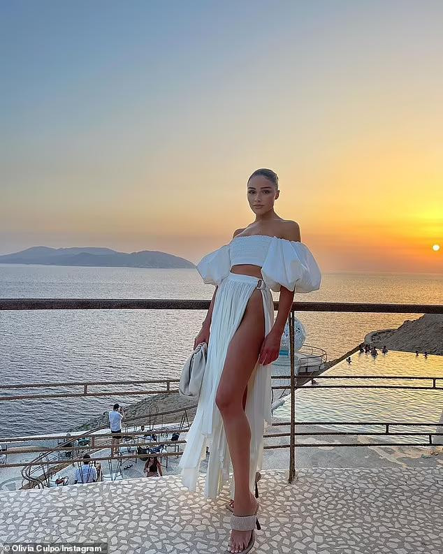 Người đẹp đình đám nước Mỹ tiếp tục khiến người nhìn "bỏng mắt" với chân váy xẻ cao "bất tận"...